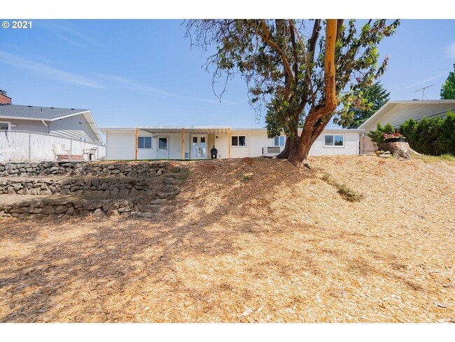 Building Photo - Gorgeous 3 Bedroom Remodel in Highly Desir...