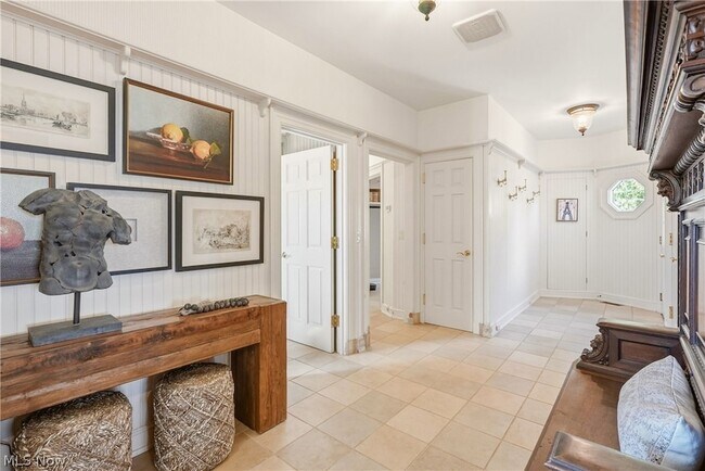 Building Photo - 809 Village Trail