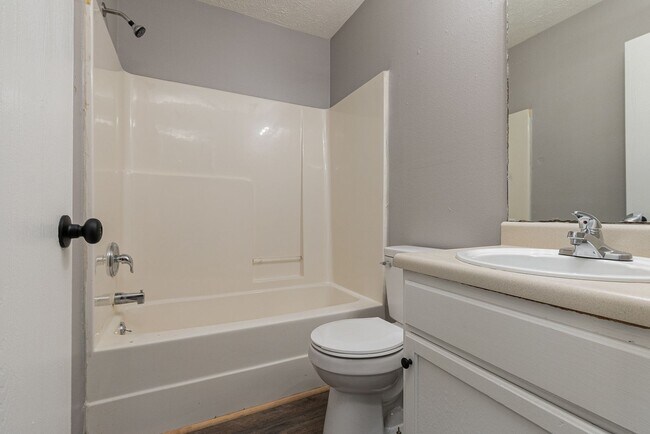 Building Photo - REMODELED 3 Bedroom | 2 Bathroom | 2 Car G...