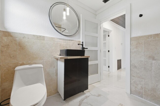 Building Photo - 2529 Rainbow Dr