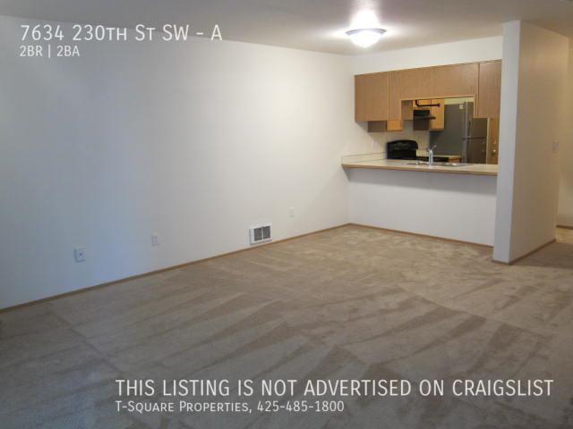 Building Photo - Townhouse unit 2 br. 1.5 bath with one car...