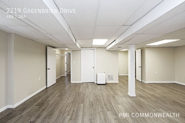 Building Photo - 2219 Greenbrier Dr