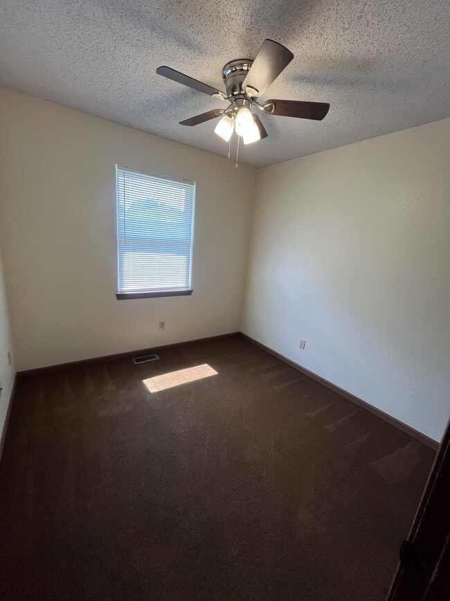 Building Photo - 806 Foster Ln