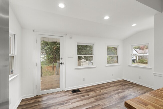 Building Photo - 2416 Sherry Rd