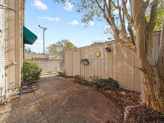 Building Photo - 2139 Lake Village Dr