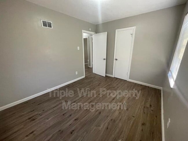 Building Photo - 6918 Etzel Ave