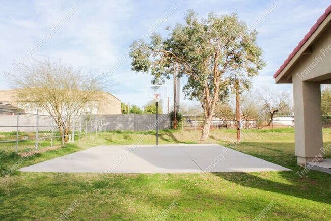 Building Photo - Spacious Custom Home Near Lindsay and McKe...