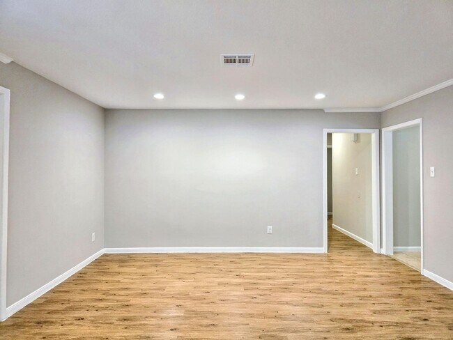 Building Photo - 5922 Densmore Dr