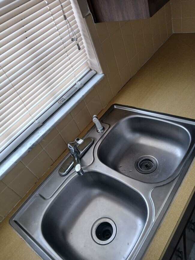 Building Photo - Updated 2 Bed / 2 Bath Home for Rent – Near Downtown New Port Richey