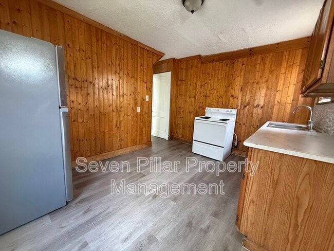 Building Photo - 1044 E 16th Ave