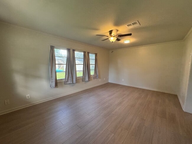 Building Photo - 616 E 11th St