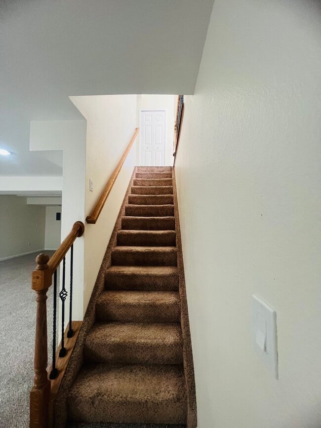 Building Photo - 4 bedroom 2 bath close to Fort Carson