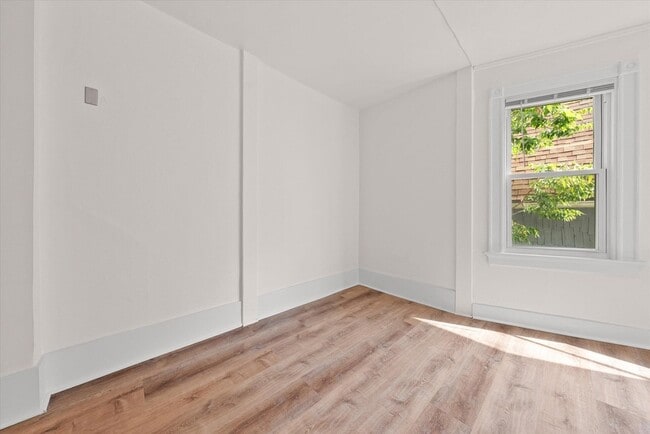 Building Photo - 2026 E Kenilworth Pl