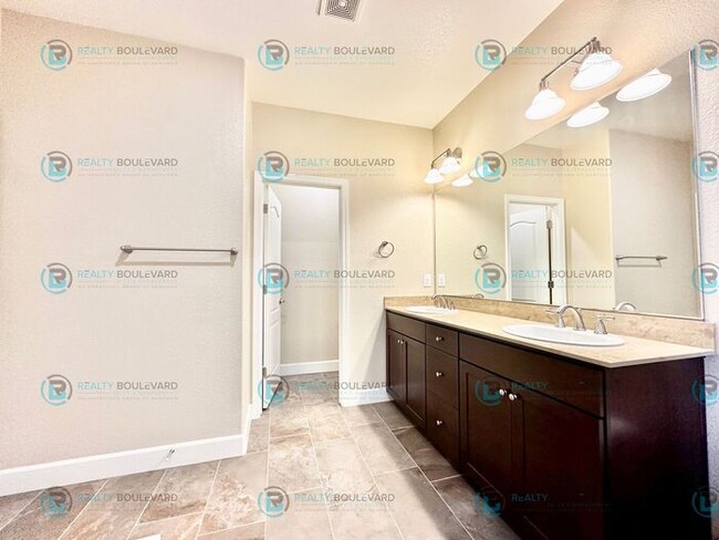 Building Photo - 1/2 Month Free! Spacious 4-Bedroom Gem in ...