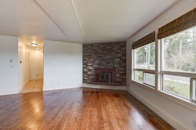 Building Photo - Charming Upper-Level Home with Water View – Walk to Downtown Coupeville