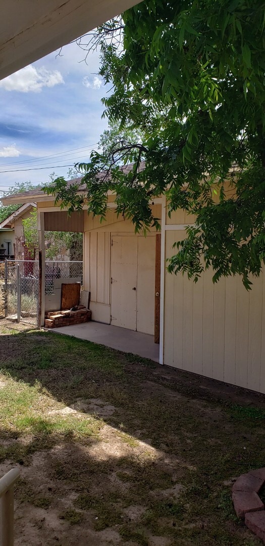 Building Photo - Lovely Historical Home