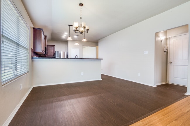 Building Photo - 805 Canyon Pl