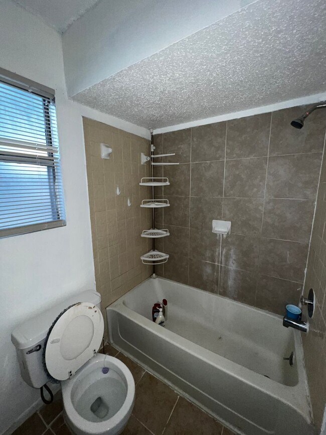 Building Photo - Great 3 bedroom, 2 bath available early April