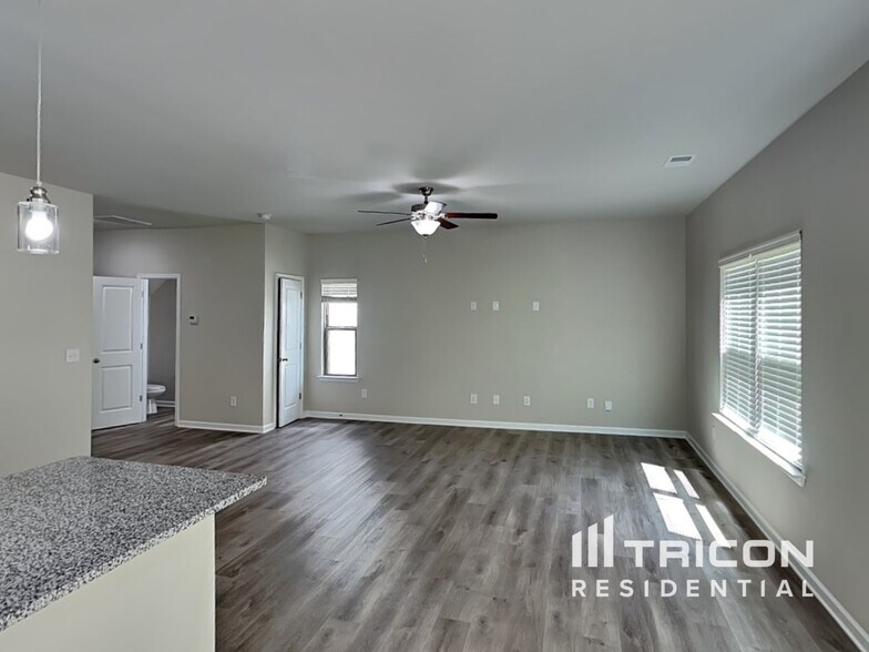 Building Photo - 130 Spring Knoll Dr