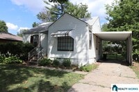 Building Photo - Adorable Two Bed One Bath Home