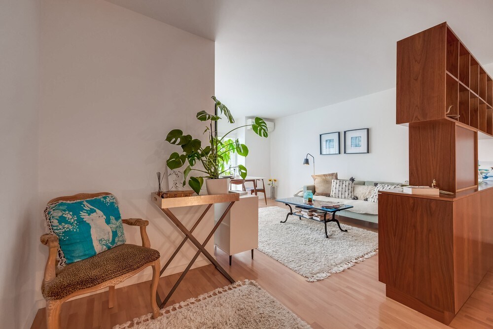 Building Photo - 999 N Doheny Dr