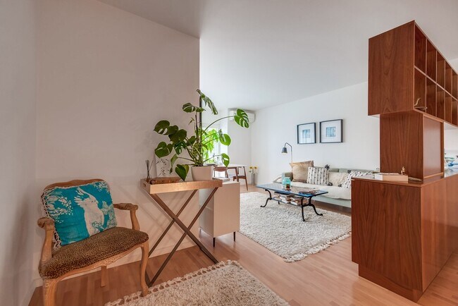 Building Photo - 999 N Doheny Dr