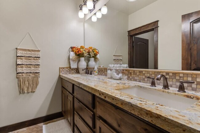 Building Photo - 5605 N Morpheus Pl