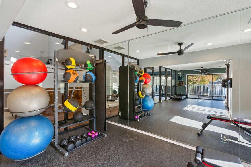 Building Photo - Terrace Oaks