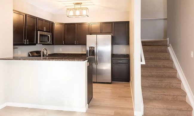 Building Photo - Lovely 2 bedroom, 3 bathroom townhome! Poo...