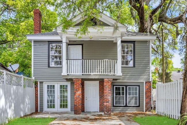 Building Photo - Charming 4BR Downtown Savannah Home with M...
