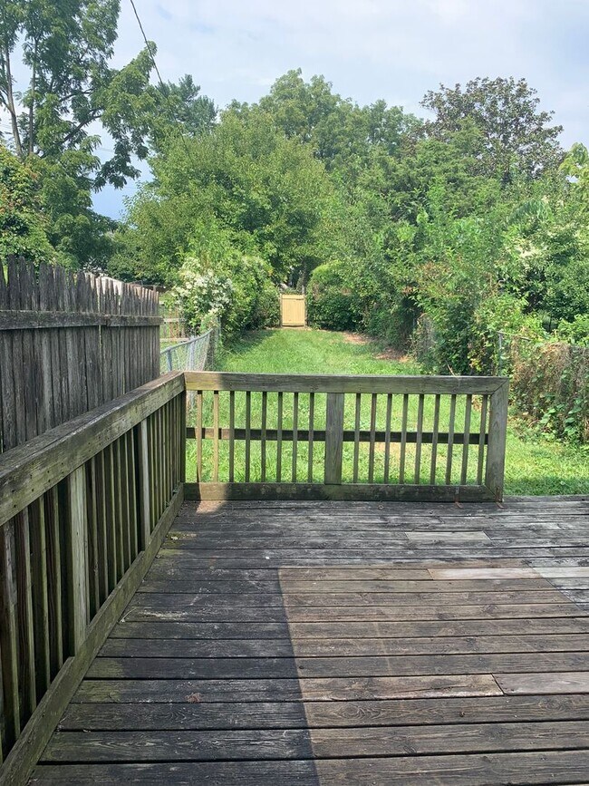 Building Photo - 4 bedroom, 1 bath, 3 story half double house