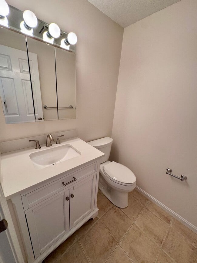 Building Photo - Wonderful 2 Bedroom, 1.5 bathroom condo w/...