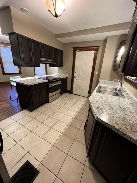 Kitchen - 21 Glenwood Ave