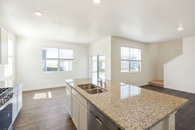 Building Photo - 3 bedroom, 2 1/2 bath home in Tailholt!