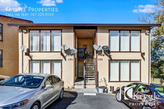 Building Photo - Spacious apartment with laundry hookups