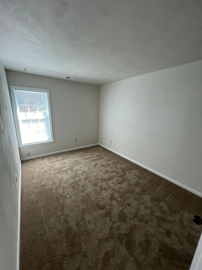 Building Photo - Large spacious Townhouse just blocks from ...