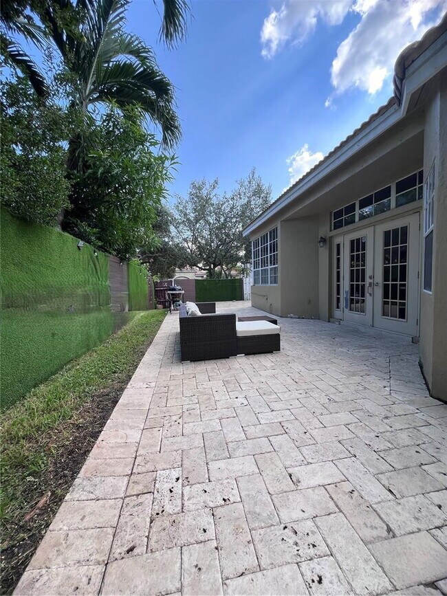 Building Photo - 1371 Bayview Cir