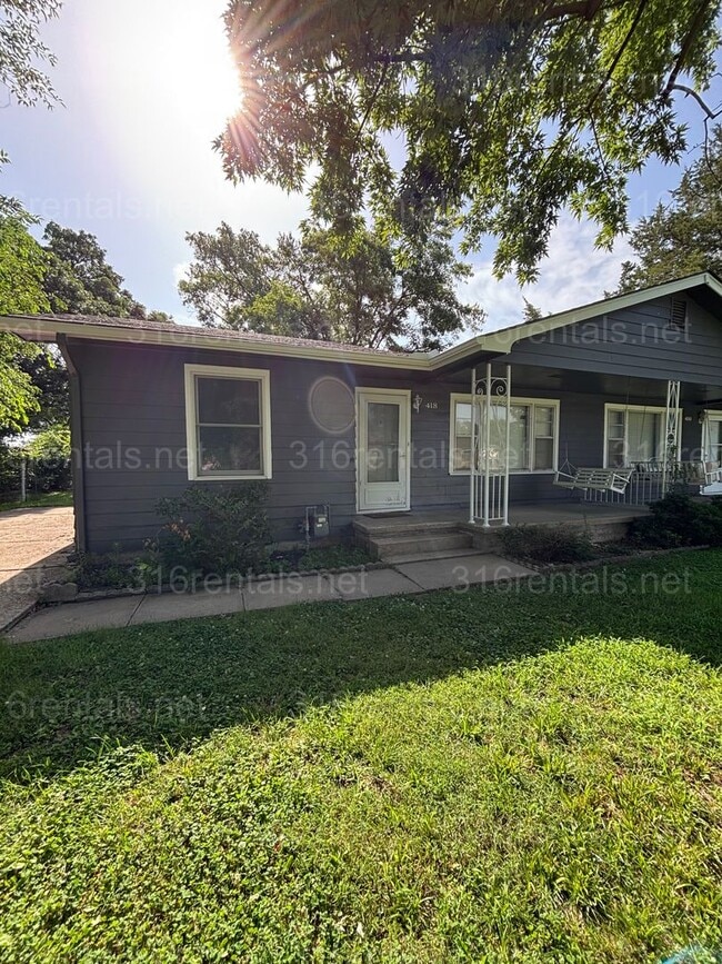 Building Photo - Two bed one bath duplex for rent NOW!