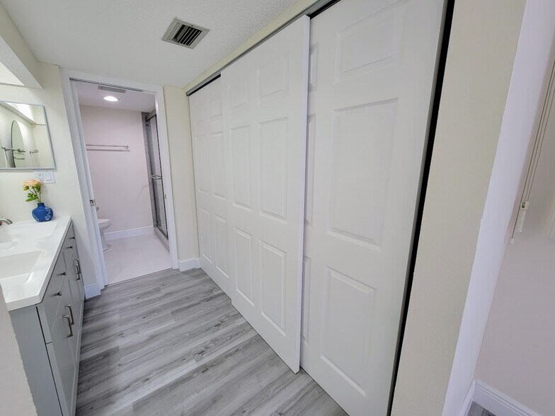 Building Photo - 500 Treasure Island Cswy