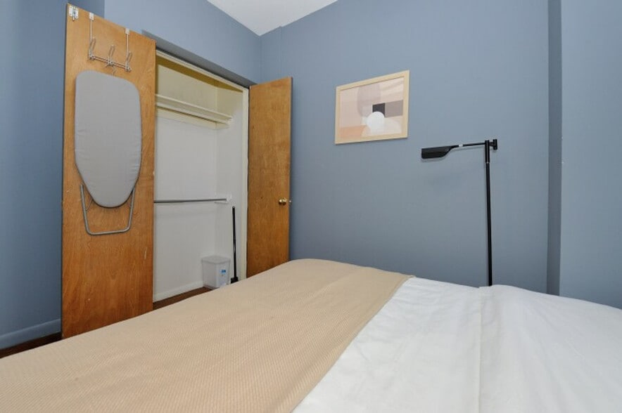 Building Photo - 348 W 38th St