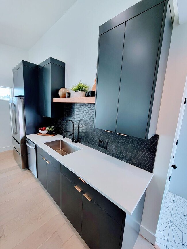 Building Photo - ABSOLUTELY UNBELIEVABLE NEW HIGH END CUSTOM HOME!