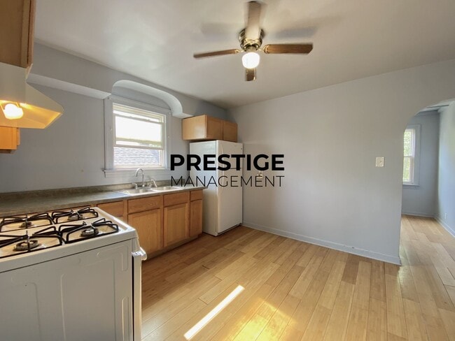 Building Photo - Spacious 2BD Apartment With Den