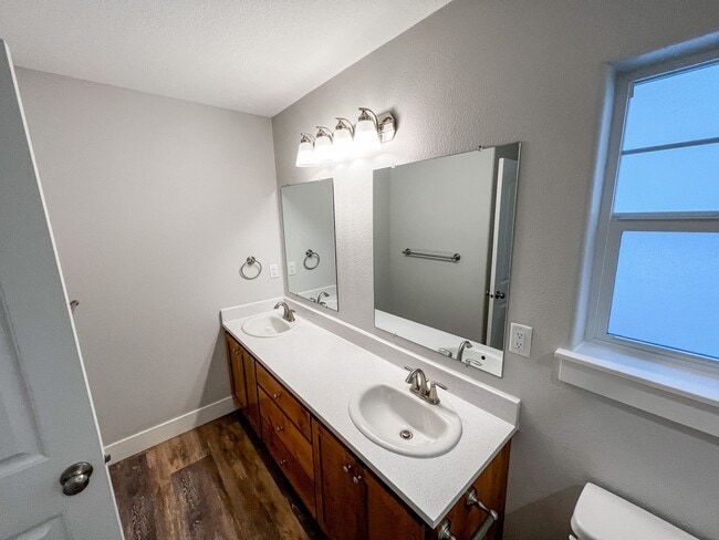 Building Photo - BIGFIR1069-1071