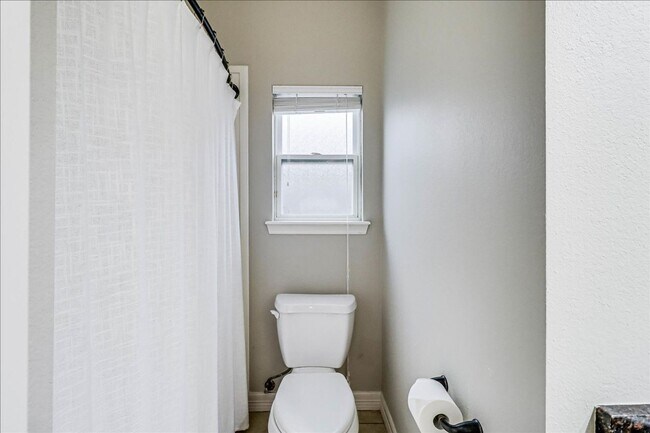 Building Photo - 2518 Date Palm Dr