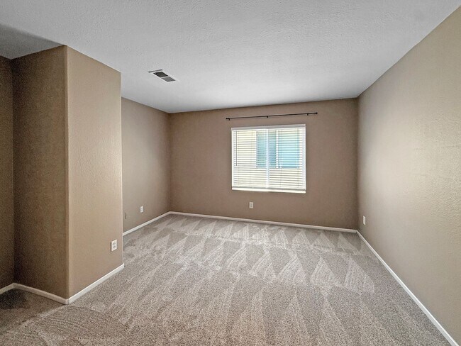 Building Photo - Beautifully Upgraded 3BR/2.5BA Townhome in...