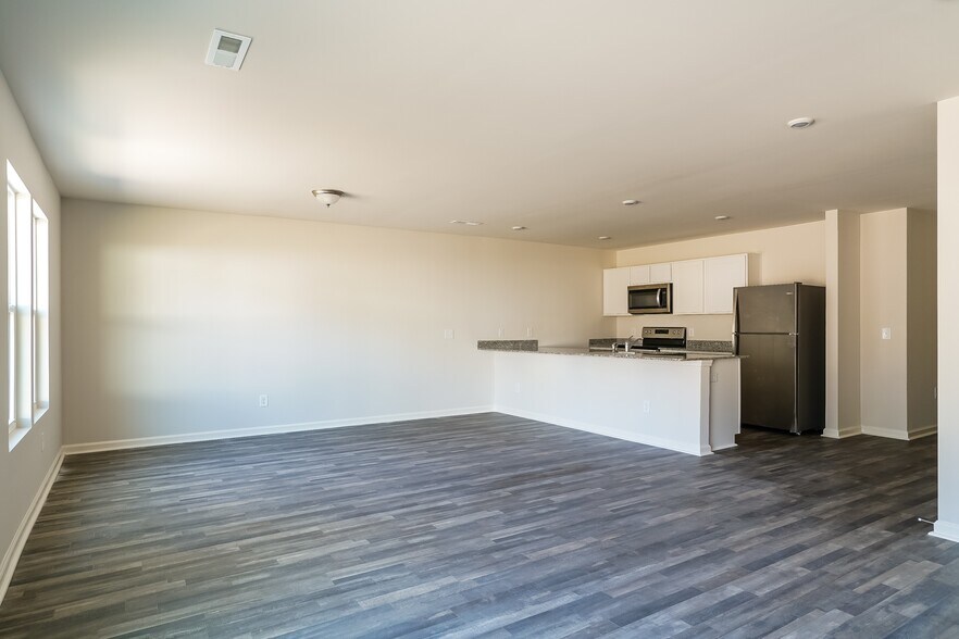 Building Photo - 676 Savanac St SE