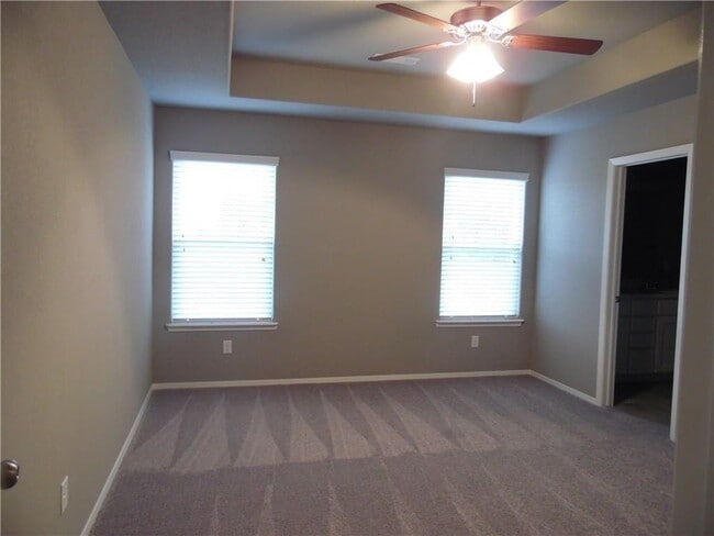 Building Photo - 303 Wood Creek St