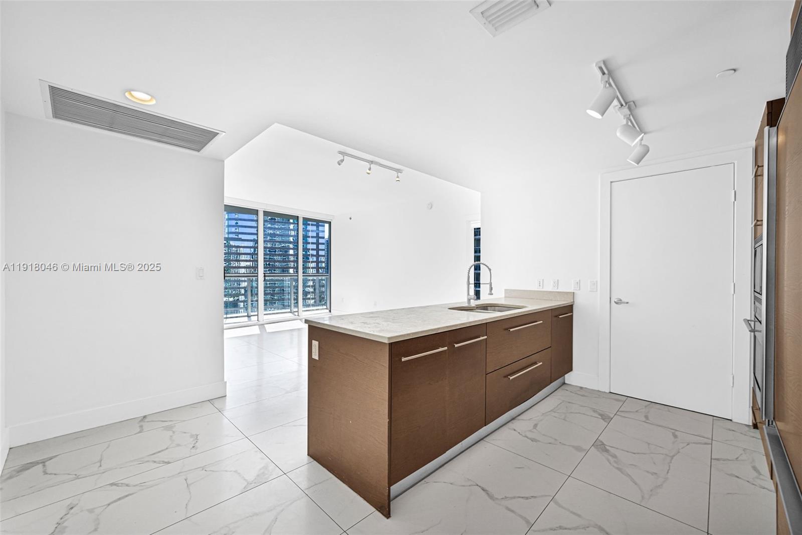 Building Photo - 475 Brickell Ave