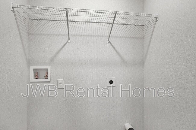Building Photo - 1339 Hart St