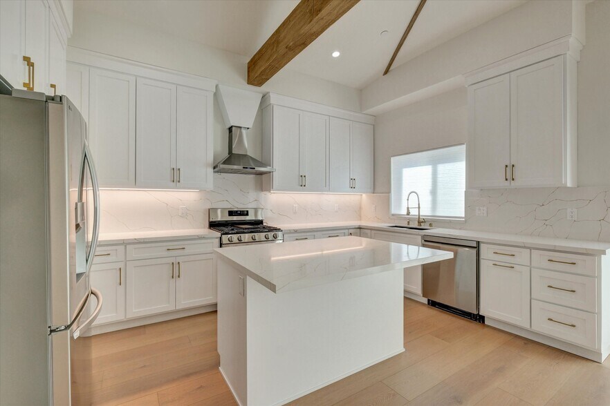 Building Photo - 5348 Thornburn St